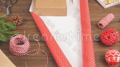 女人用木桌上的设备和装饰物品<strong>包装礼盒</strong>，准备庆祝圣诞节